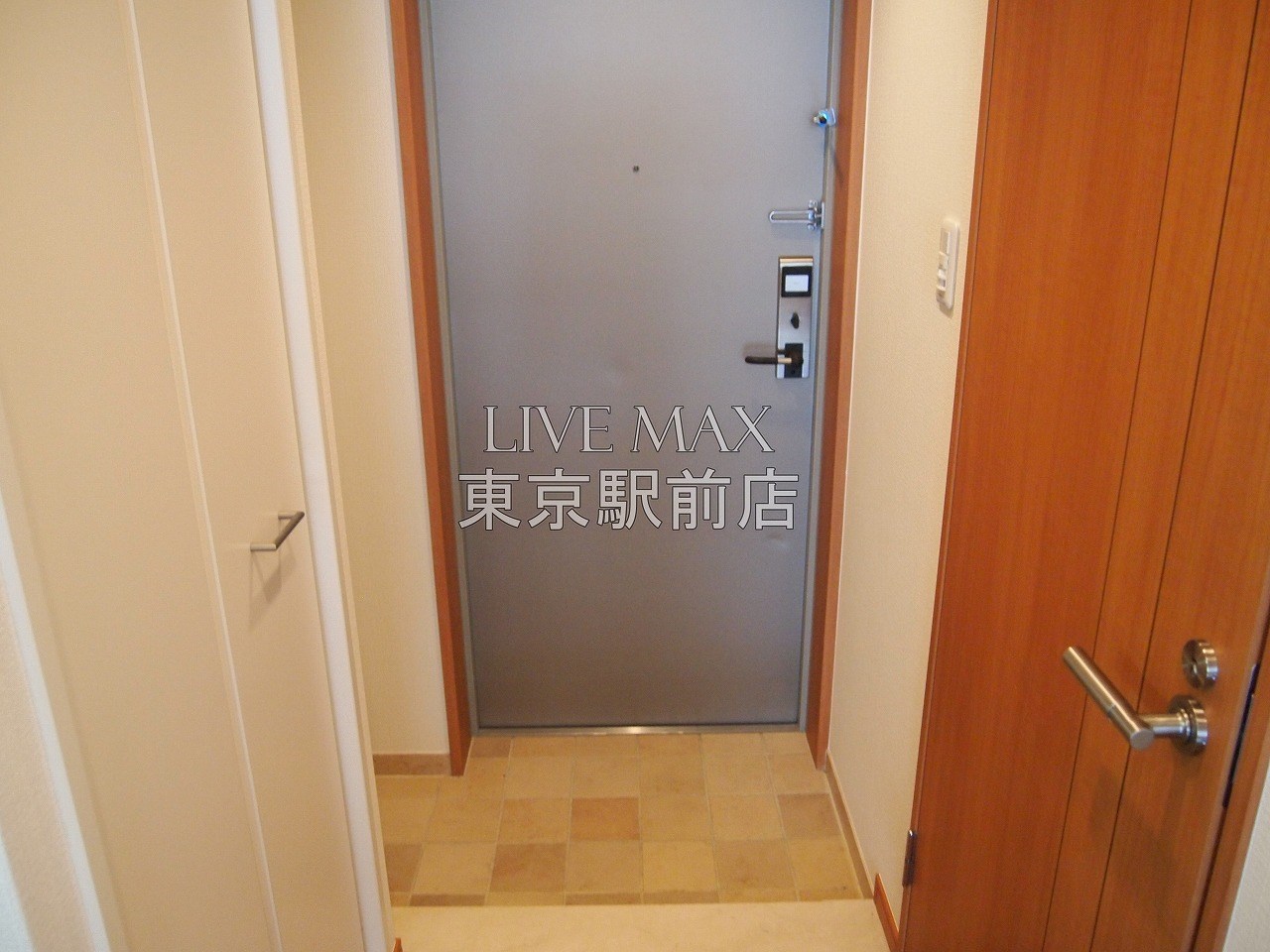 玄関　八丁堀駅と宝町駅の間にあるハイグレード賃貸マンション