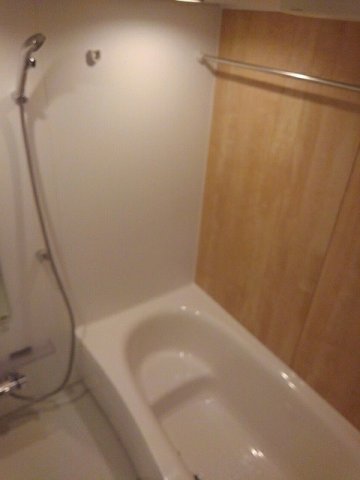 バス・シャワールーム　【サンライト桜III】一坪風呂で足をのばしてゆったりリラックス出