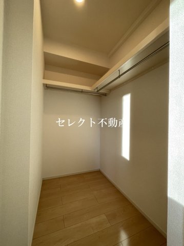 収納　【サンライト桜III】ウォークインクローゼットで床がフラットなの