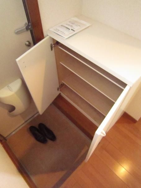 玄関　同一建物２０５号室の写真掲載