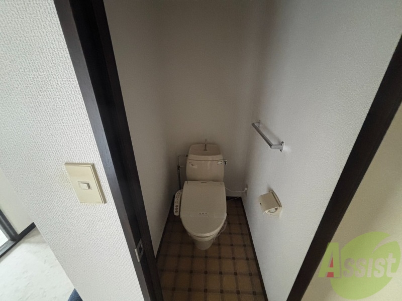 トイレ　トイレはウォシュレット機能付きです。安心して使用できますね。