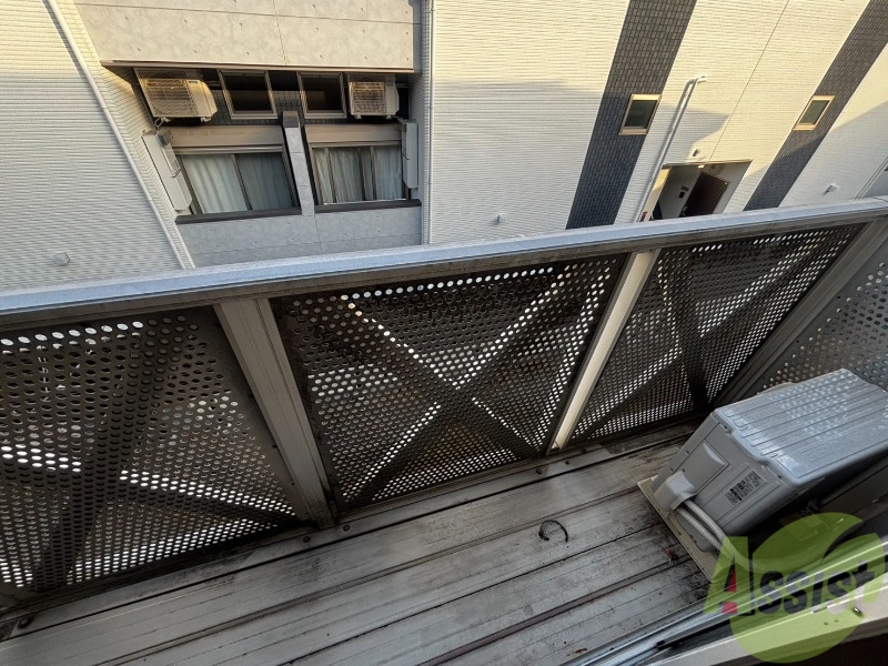 バルコニー　バルコニーは洗濯物を干すのに十分な広さがありますね。