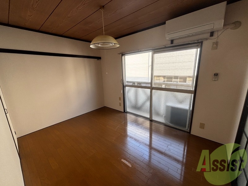 居室・リビング　６帖の洋室です。生活のメインとなる部屋ですね。