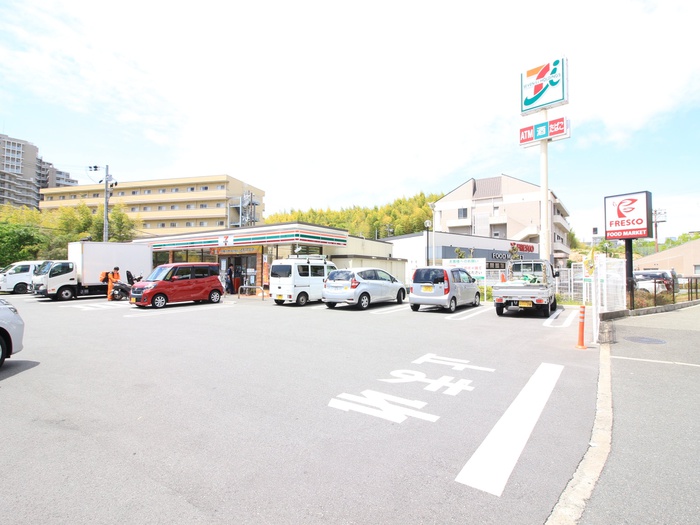 コンビニ　セブンイレブン（コンビニ）まで1330m
