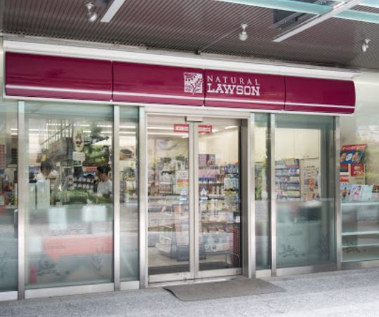 コンビニ　ナチュラルローソン（コンビニ）まで674m