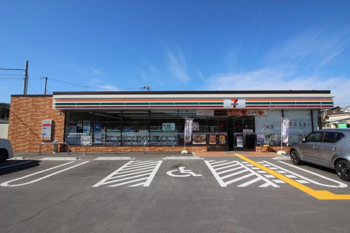 コンビニ　セブンイレブン（コンビニ）まで900m