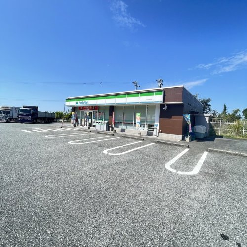 コンビニ　ファミリーマート八代岡町店（コンビニ）まで661m