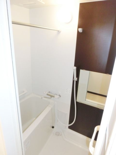 バス・シャワールーム　キレイなバスルーム。浴室乾燥付です。