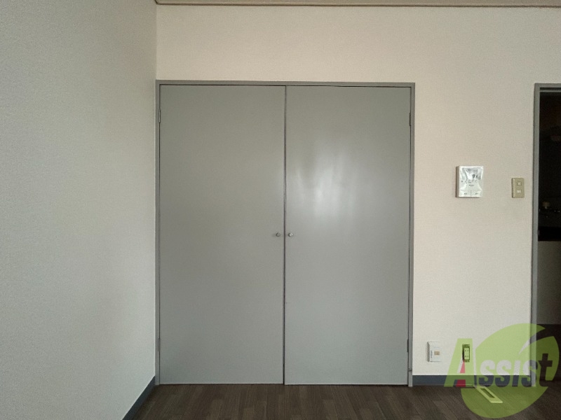 収納　洋室にあるクローゼットです。両開きになっています。