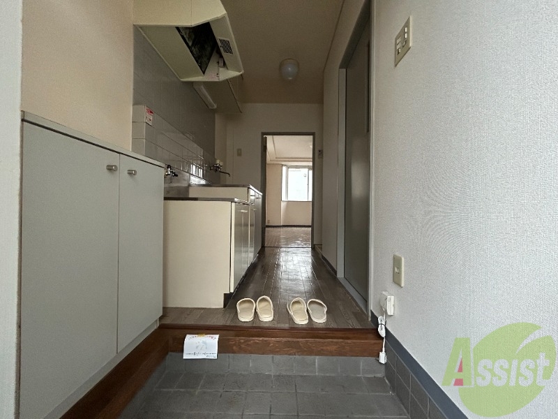 玄関　玄関から撮影しました。明るい印象ですね。