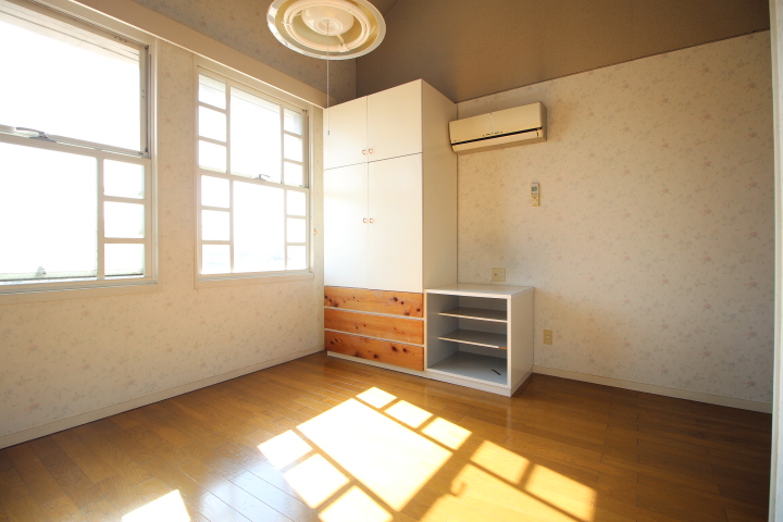 居室・リビング　陽当たり良好です！