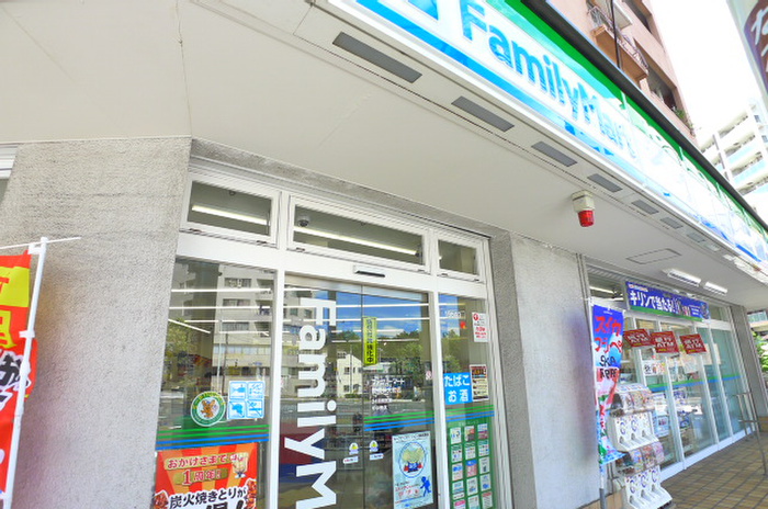 コンビニ　ファミリーマート（コンビニ）まで295m