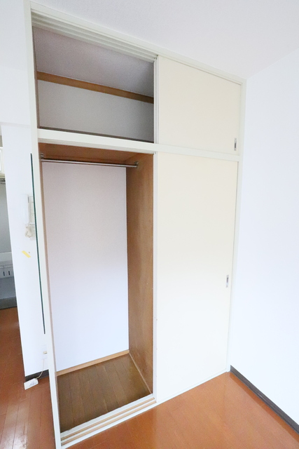 収納　◆左側はクローゼット、右側は収納スペースとなっております◆