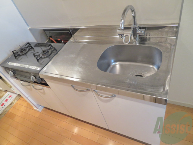 キッチン　ガスコンロが二つと、魚グリルまで付いてます。