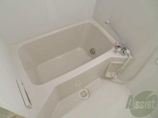 バス・シャワールーム　こちらはお風呂。一日の疲れをここで癒してください。