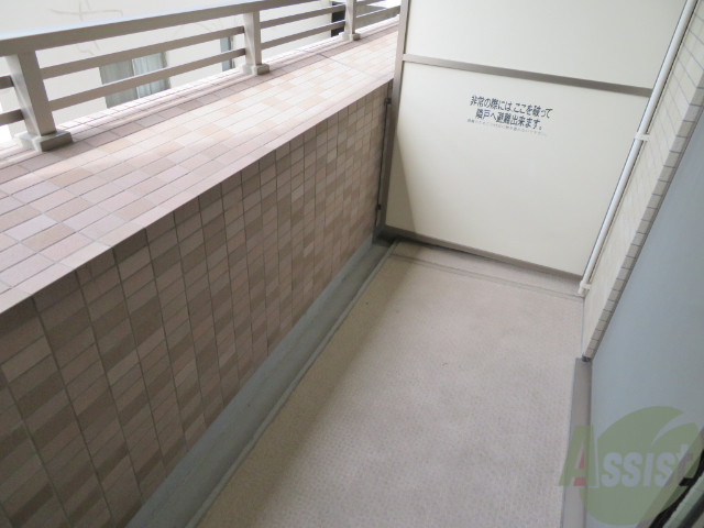 バルコニー　バルコニーは幅があり、広い印象を受けました。