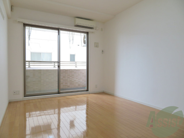 居室・リビング　９帖の洋室です。広々として、きれいですね。