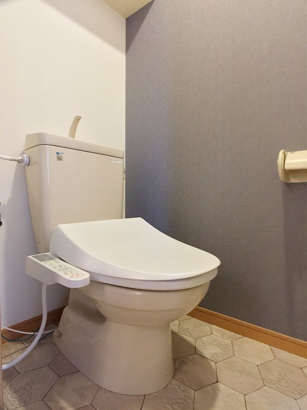 トイレ　温水洗浄便座付きです