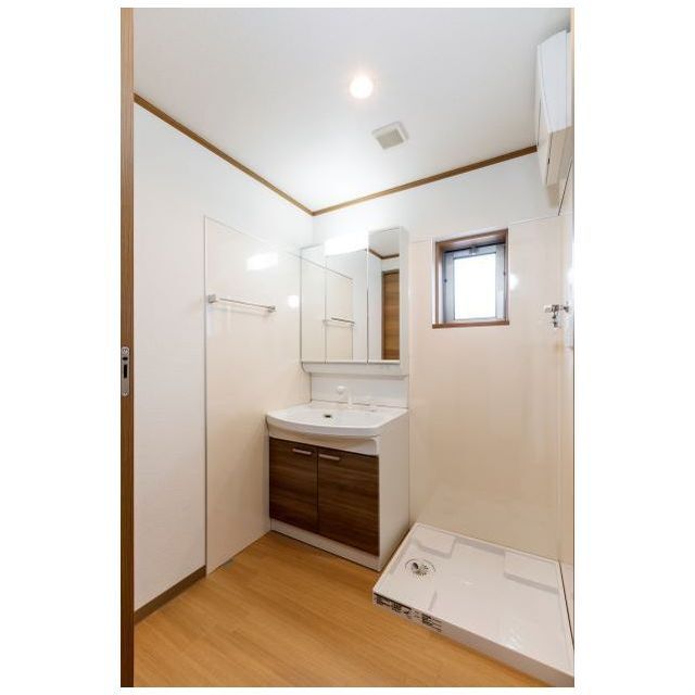 洗面設備　三面鏡洗面化粧台・室内洗濯機置　※イメージ・間取り反転あり・