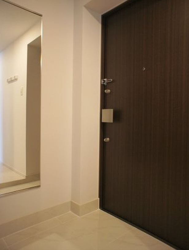 玄関　写真は同タイプ住居です。