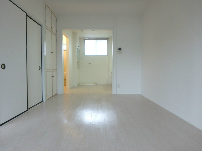 居室・リビング　反転