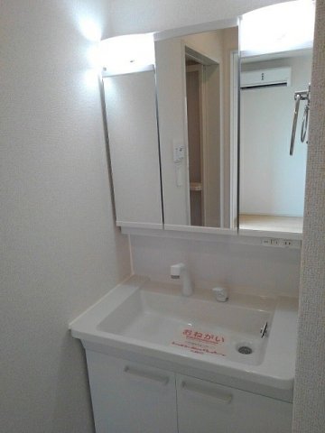 洗面設備　スペースが確保できる洗面所です