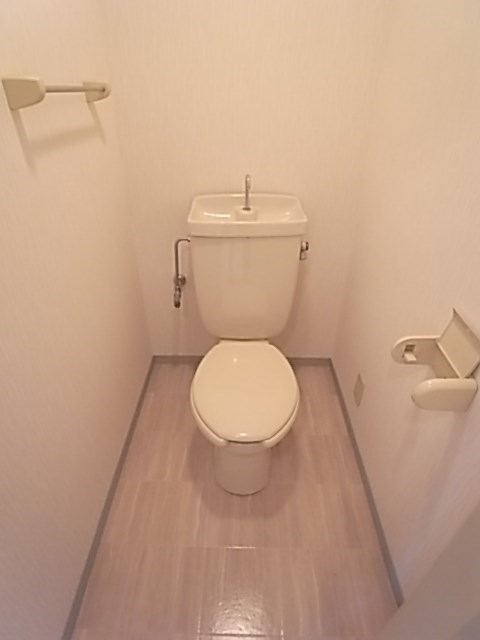 トイレ　落ち着いた色調のトイレです