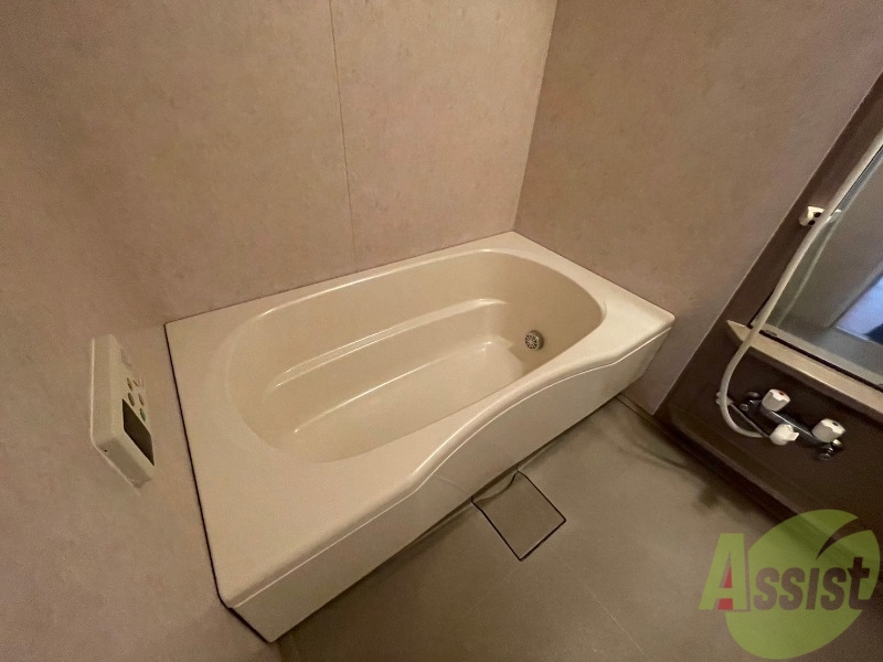 バス・シャワールーム　こちらはバスルームになります。追い焚き機能付です。