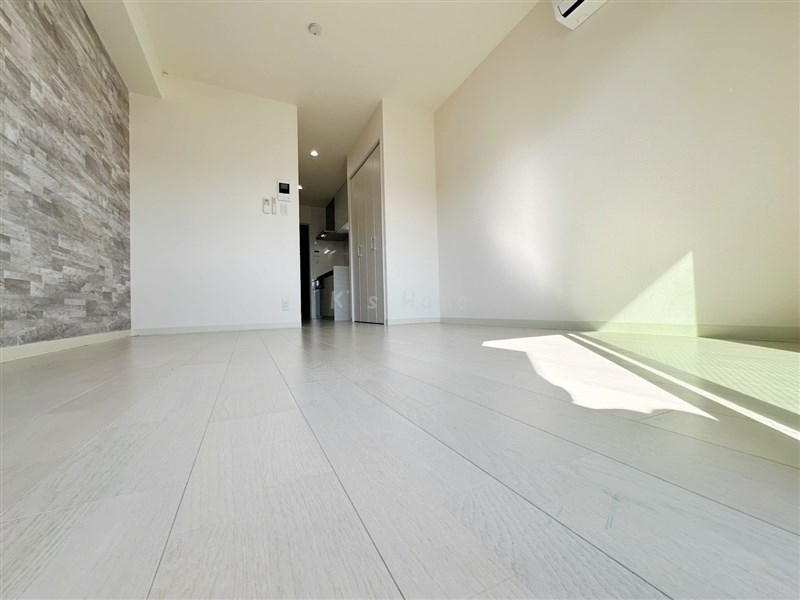 居室・リビング　【スーパー】ライフ鳴尾駅前店まで234ｍ