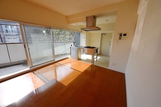 居室・リビング　★一面窓の明るい洋室★