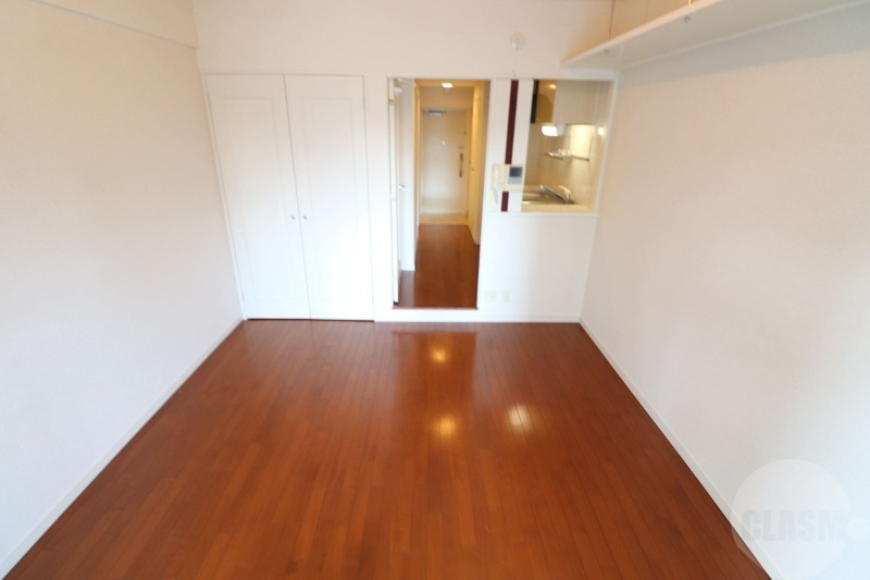 居室・リビング　８．４帖の広々とした洋室です