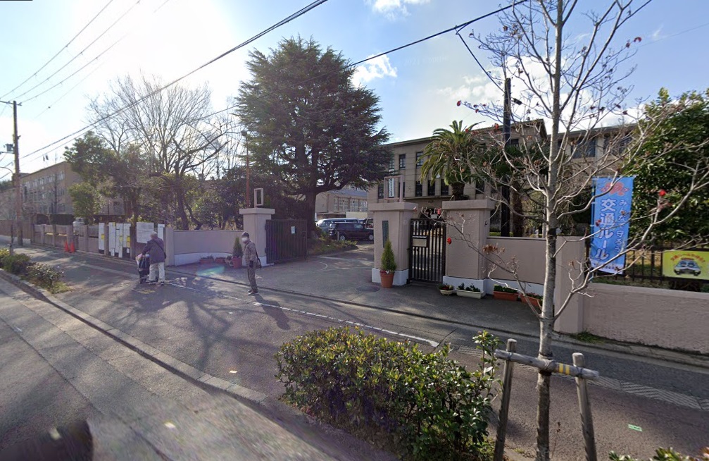 中学校　京都市立二条中学校（中学校）まで814m