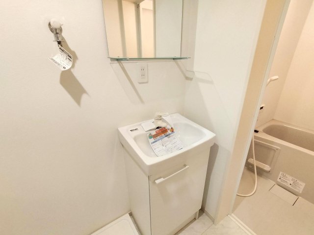洗面設備　明るく使いやすい洗面台で、朝の支度が気持ちよく整います