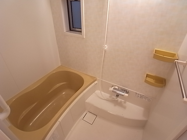 バス・シャワールーム　お風呂に窓が付いていたら換気がいいですヨ。