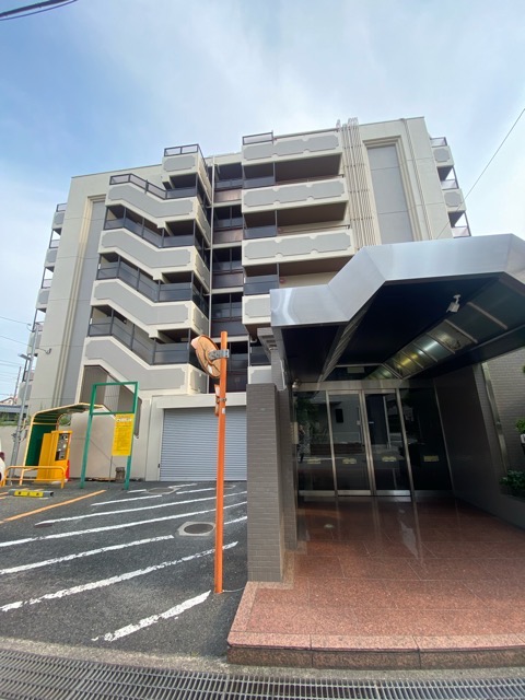 建物外観　エレベーター付きで重たい荷物も楽々♪