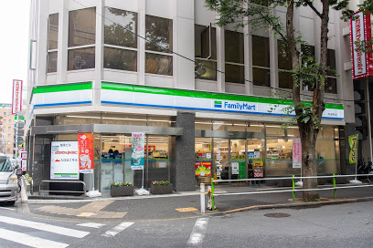 コンビニ　ファミリーマート 西台駅東口店（コンビニ）まで318m