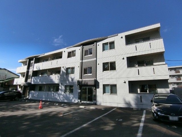 建物外観　窓から広がる公園の美しい眺め。自然と調和する生活空間。