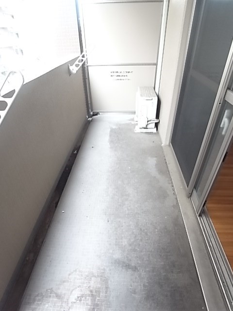 バルコニー　暖かな日差しのふりそそぐバルコニー