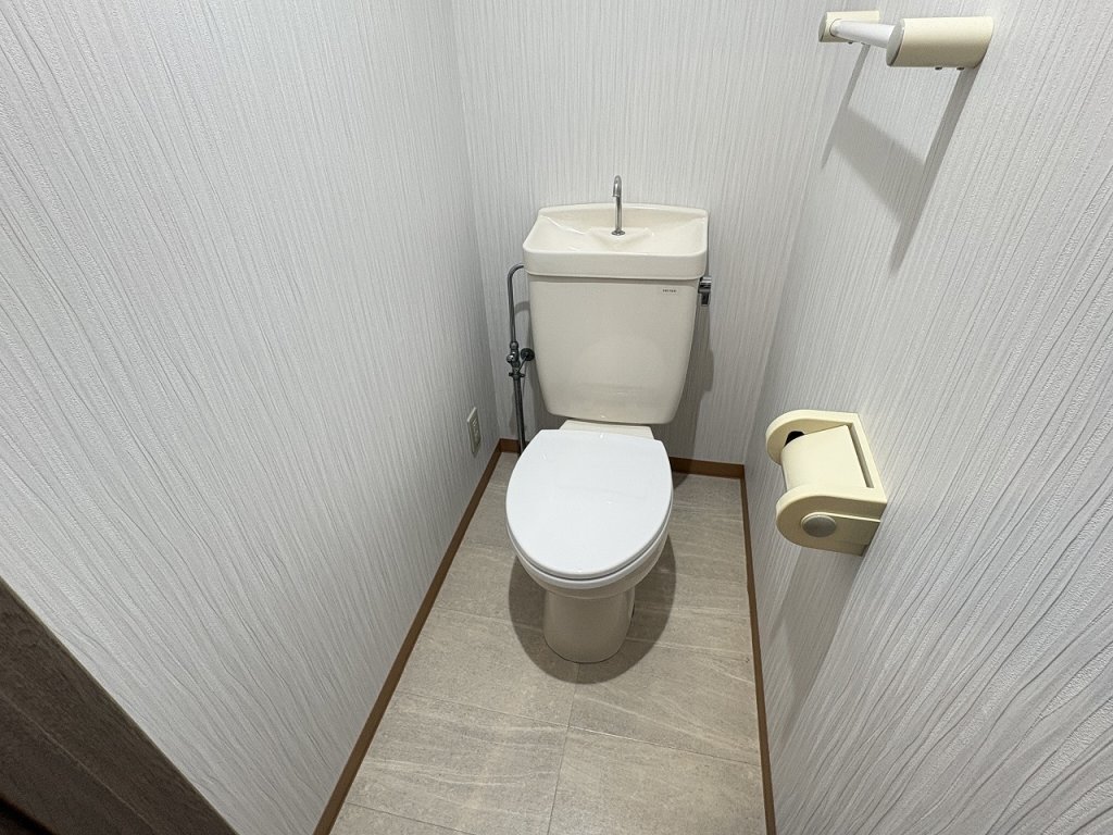 トイレ　トイレ内コンセントあります。