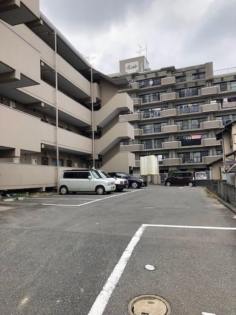 駐車場　【外観写真】建物前面に駐車場です