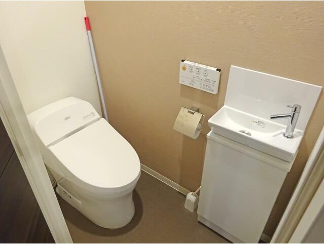 トイレ　落ち着いた色調のトイレです♪