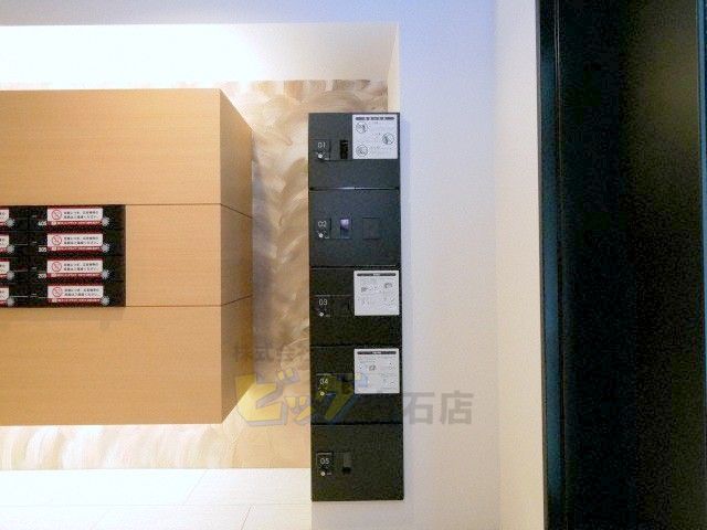 エントランス　留守中でも荷物が受け取れて便利な宅配ＢＯＸ完備しています♪