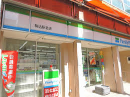 コンビニ　ファミリーマート（コンビニ）まで70m