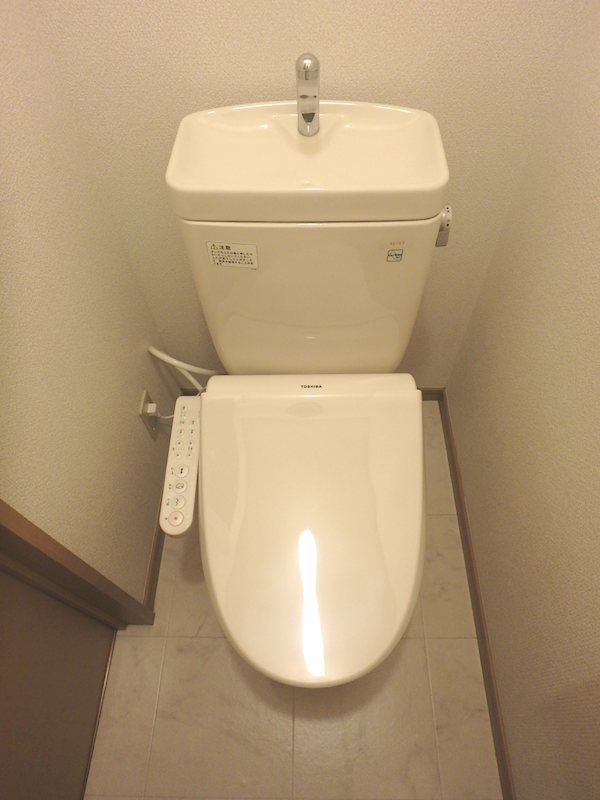 トイレ　ウォシュレット付き