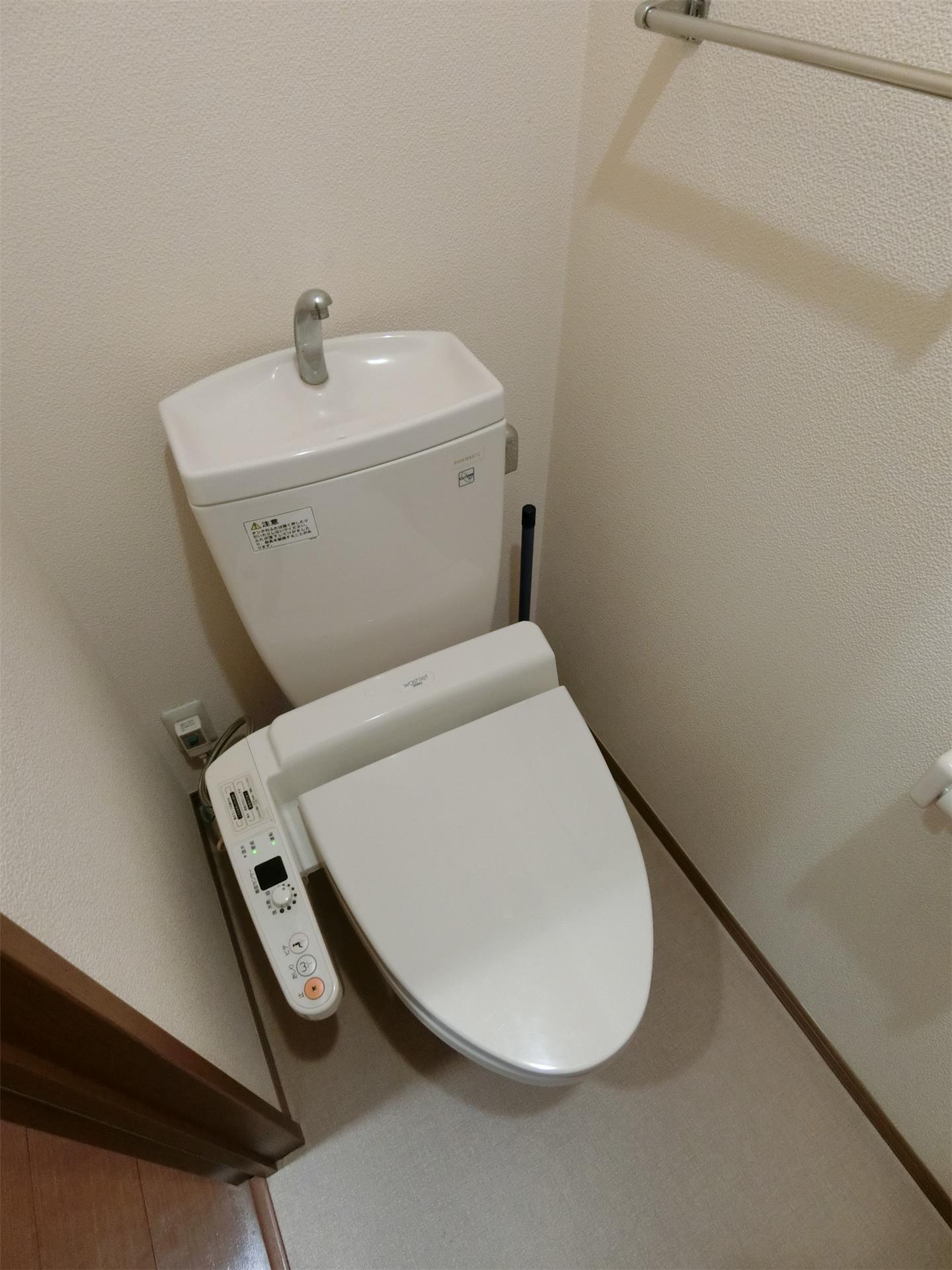 トイレ　温水洗浄便座付き