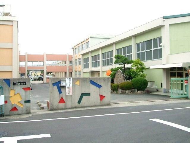 小学校　尾張旭市立本地原小学校（小学校）まで999m