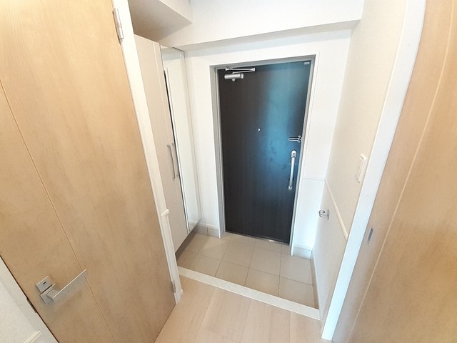 玄関　現在建設中の為、同じ施工会社の内装写真を添付しております（イ