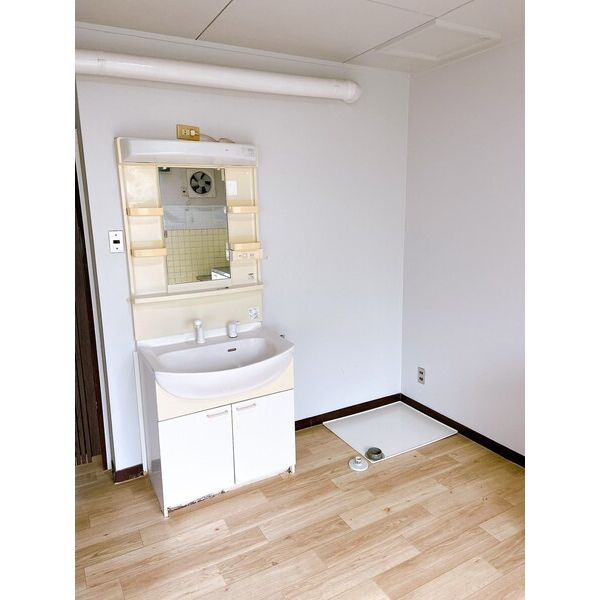 洗面設備　掲載写真は同型モデルを掲載しており実際のお部屋と仕様等が異な