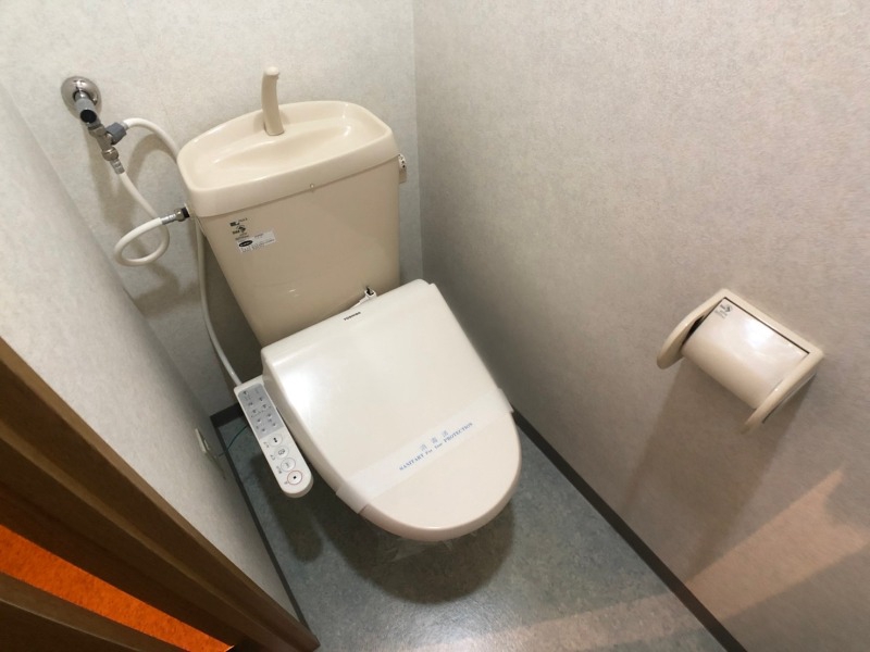 トイレ　こちらはトイレです。清潔感があり、安心して使用できます。