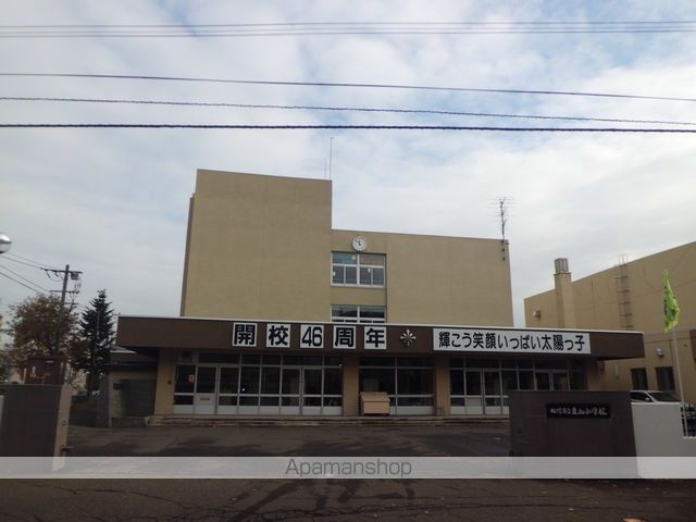 小学校　東山小学校（小学校）まで489m